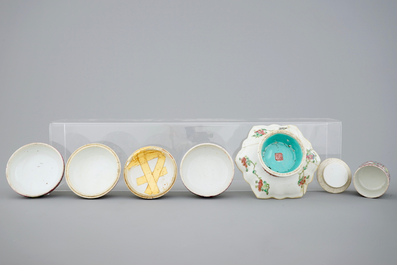 A pair of Chinese famille rose bowls and 3 covered boxes, 19th C.