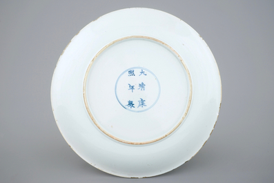 Une assiette en porcelaine de Chine famille verte, marque et p&eacute;riode de Kangxi