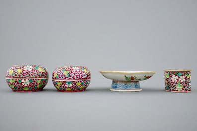A pair of Chinese famille rose bowls and 3 covered boxes, 19th C.