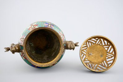 Een Chinese cloisonn&eacute; wierookbrander op drie pootjes, 18/19e eeuw