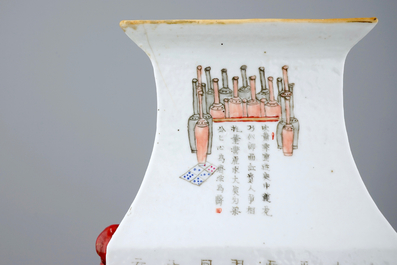 Un vase quadrangulaire en porcelaine de Chine &agrave; d&eacute;cor de Wu Shuang Pu, 19&egrave;me