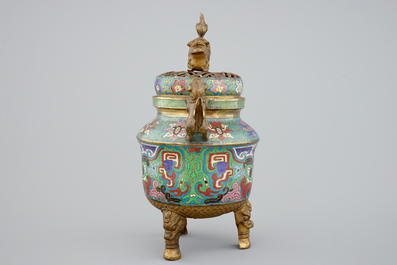 Een Chinese cloisonn&eacute; wierookbrander op drie pootjes, 18/19e eeuw