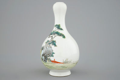 Un petit vase chinois fencai &agrave; d&eacute;cor d'un immortel dans un jardin, 20&egrave;me