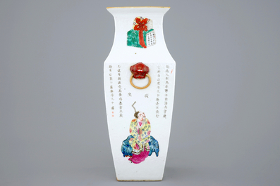 Un vase quadrangulaire en porcelaine de Chine &agrave; d&eacute;cor de Wu Shuang Pu, 19&egrave;me