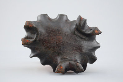 Un Shou Lao en corail sculpt&eacute; sur socle en bois, 19/20&egrave;me