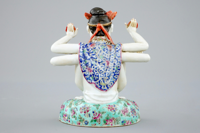 Een Chinese famille rose figuur van Avalokitesvara, 19e eeuw