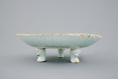 A Chinese lobed famille rose dish on feet, Qianlong, 18th C.