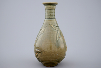 Un vase &agrave; d&eacute;cor de poissons en c&eacute;ladon fonc&eacute;, Chine, 19/20&egrave;me