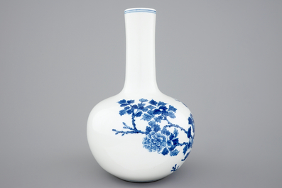 Un vase de forme bouteille en porcelaine de Chine bleu et blanc, 20&egrave;me