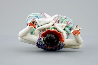 Een Chinese famille rose figuur van Avalokitesvara, 19e eeuw