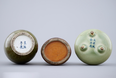 Een lot van drie monochrome Chinese vaasjes, 19e eeuw