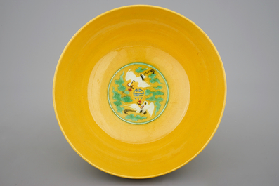 A large Chinese yellow ground bowl with cranes, 19/20th C.