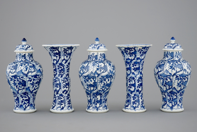 Une garniture de 5 pi&egrave;ces en porcelaine de Chine bleu et blanc, Kangxi