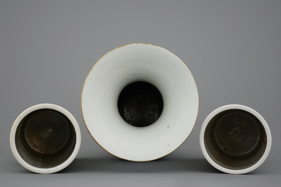 A tall Chinese famille rose vase and 2 hat stands, 19/20th C.