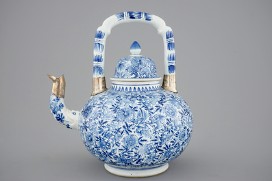 Une grande th&eacute;i&egrave;re en porcelaine de Chine bleu et blanc, mont&eacute;e en argent, Kangxi