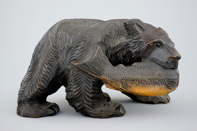 Un ours en bois sculpt&eacute; et patin&eacute;, peuple A&iuml;nou, Japon, d&eacute;but du 20&egrave;me
