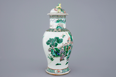 Een Chinese famille verte dekselvaas met een hofsc&egrave;ne, 19e eeuw