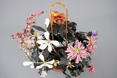 Deux grands groupes floraux en jade, pierres dures et cloisonn&eacute;, d&eacute;but du 20&egrave;me