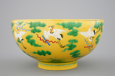 A large Chinese yellow ground bowl with cranes, 19/20th C.