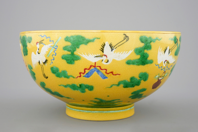 A large Chinese yellow ground bowl with cranes, 19/20th C.