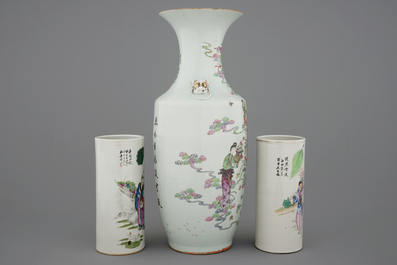 A tall Chinese famille rose vase and 2 hat stands, 19/20th C.