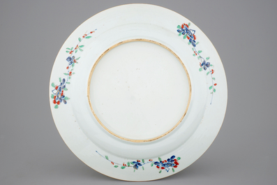 Een grote blauw-witte Chinese schotel met overglazuur decor, Kangxi
