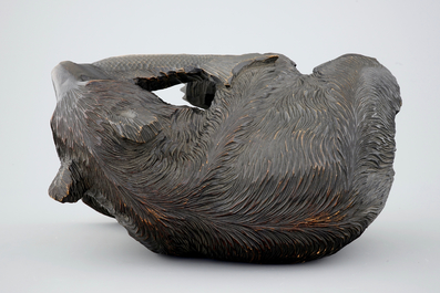 Un ours en bois sculpt&eacute; et patin&eacute;, peuple A&iuml;nou, Japon, d&eacute;but du 20&egrave;me