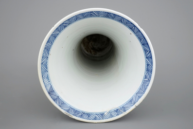 Une garniture de 5 pi&egrave;ces en porcelaine de Chine bleu et blanc, Kangxi