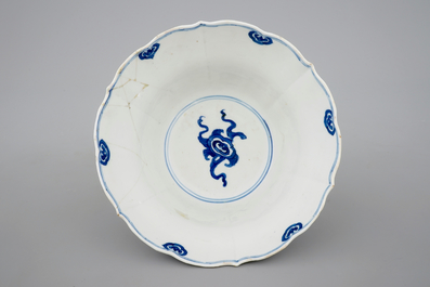 A blue and white Chinese porcelain bowl and a plate, Kangxi