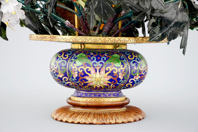 Deux grands groupes floraux en jade, pierres dures et cloisonn&eacute;, d&eacute;but du 20&egrave;me