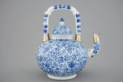 Une grande th&eacute;i&egrave;re en porcelaine de Chine bleu et blanc, mont&eacute;e en argent, Kangxi