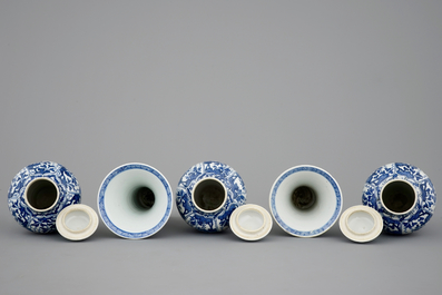 Une garniture de 5 pi&egrave;ces en porcelaine de Chine bleu et blanc, Kangxi