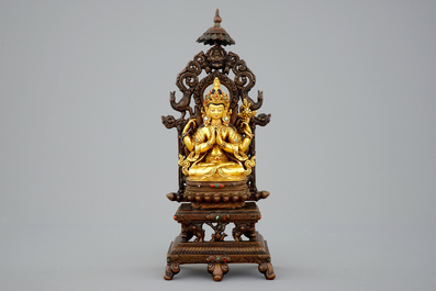 Une figure de Shadakshari Lokeshvara sur un tr&ocirc;ne en bronze dor&eacute; sino-tibetan, 19&egrave;me