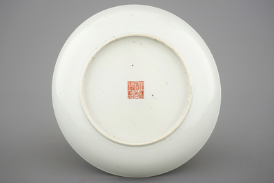 Une assiette en porcelaine de Chine famille rose, marque de Daoguang et prob. d'&eacute;poque