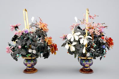 Deux grands groupes floraux en jade, pierres dures et cloisonn&eacute;, d&eacute;but du 20&egrave;me