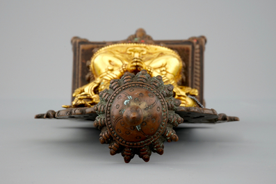 Une figure de Shadakshari Lokeshvara sur un tr&ocirc;ne en bronze dor&eacute; sino-tibetan, 19&egrave;me