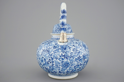 Une grande th&eacute;i&egrave;re en porcelaine de Chine bleu et blanc, mont&eacute;e en argent, Kangxi