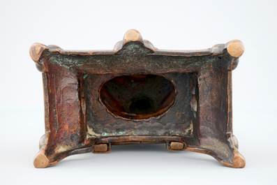 Une figure de Shadakshari Lokeshvara sur un tr&ocirc;ne en bronze dor&eacute; sino-tibetan, 19&egrave;me