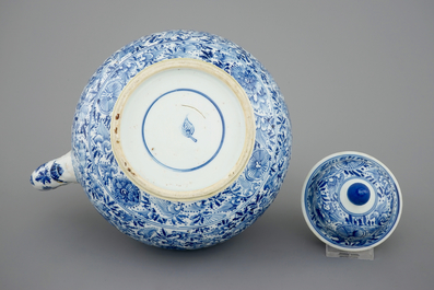 Une grande th&eacute;i&egrave;re en porcelaine de Chine bleu et blanc, mont&eacute;e en argent, Kangxi