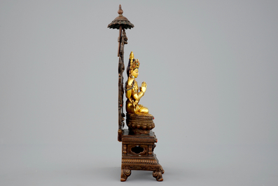 Une figure de Shadakshari Lokeshvara sur un tr&ocirc;ne en bronze dor&eacute; sino-tibetan, 19&egrave;me