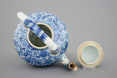 Une grande th&eacute;i&egrave;re en porcelaine de Chine bleu et blanc, mont&eacute;e en argent, Kangxi