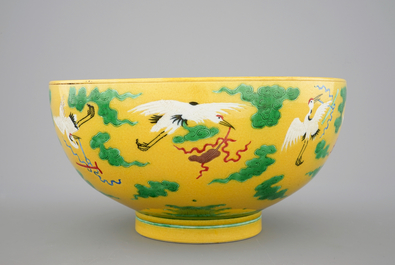A large Chinese yellow ground bowl with cranes, 19/20th C.