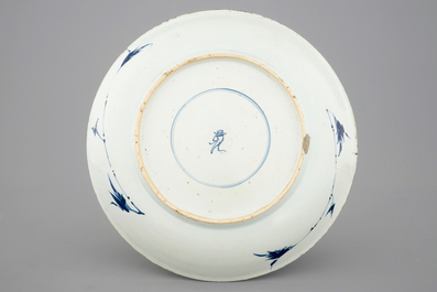 Un plat en porcelaine de Chine bleu et blanc &agrave; d&eacute;cor floral, Kangxi