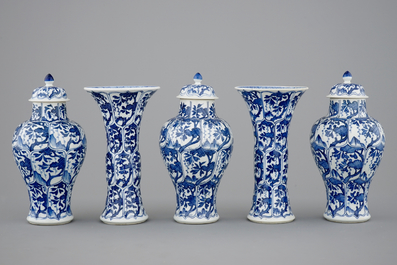 Une garniture de 5 pi&egrave;ces en porcelaine de Chine bleu et blanc, Kangxi