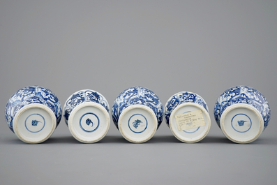 Une garniture de 5 pi&egrave;ces en porcelaine de Chine bleu et blanc, Kangxi