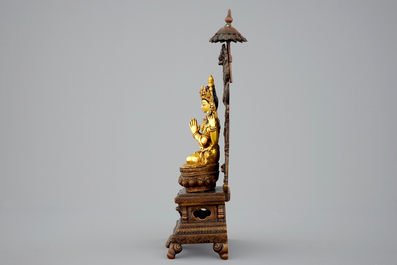 Une figure de Shadakshari Lokeshvara sur un tr&ocirc;ne en bronze dor&eacute; sino-tibetan, 19&egrave;me