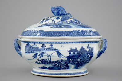 A Chinese blue and white export tureen on stand, Qianlong, 18th C.