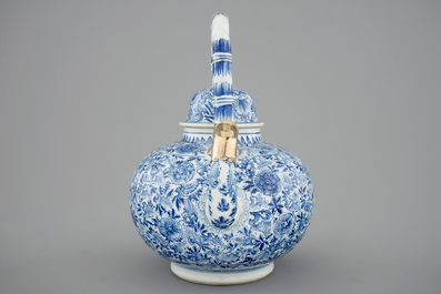 Une grande th&eacute;i&egrave;re en porcelaine de Chine bleu et blanc, mont&eacute;e en argent, Kangxi