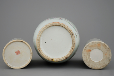 A tall Chinese famille rose vase and 2 hat stands, 19/20th C.