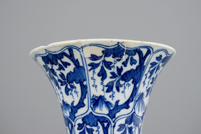 Une garniture de 5 pi&egrave;ces en porcelaine de Chine bleu et blanc, Kangxi